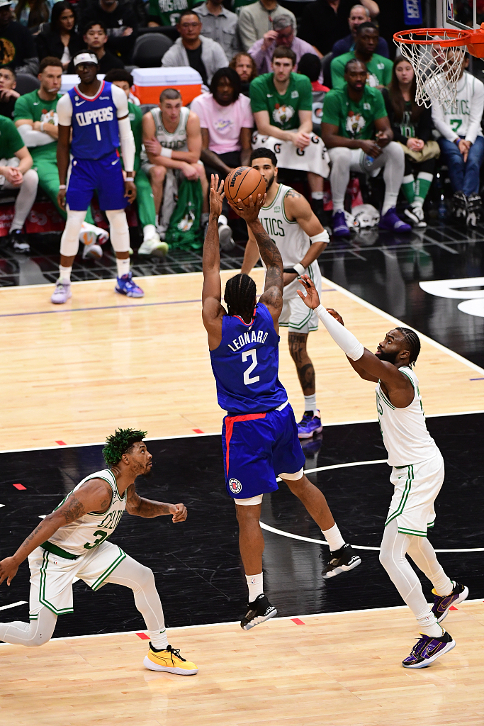 Kawhi Leonard (#2) of the Los Angeles Clippers shoots in the game against the Boston Celtics at the Crypto.com Arena in Los Angeles, California, December 12, 2022. /CFP