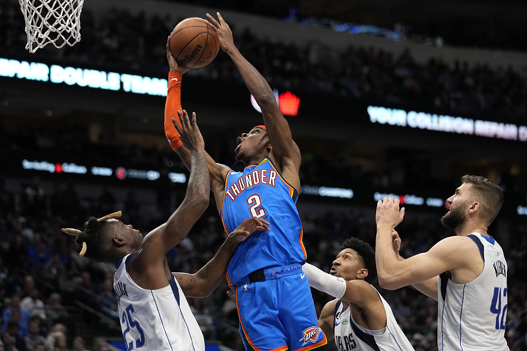 Shai Gilgeous-Alexander (#2) of the Oklahoma City Thunder drives toward the rim in the game against the Dallas Mavericks at American Airlines Center in Dallas, Texas, December 12, 2022. /CFP