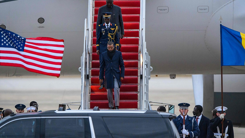Chad Transitional President Mahamat Idriss Deby Itno (front) arrives at Joint Base Andrews in Maryland to attend the U.S.-Africa Leaders Summit, December 12, 2022. /CFP