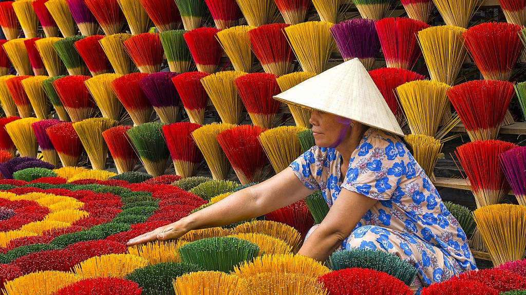 A worker organizes incense sticks at a factory outside the city of Hue, central Vietnam, June 14, 2022. /CFP