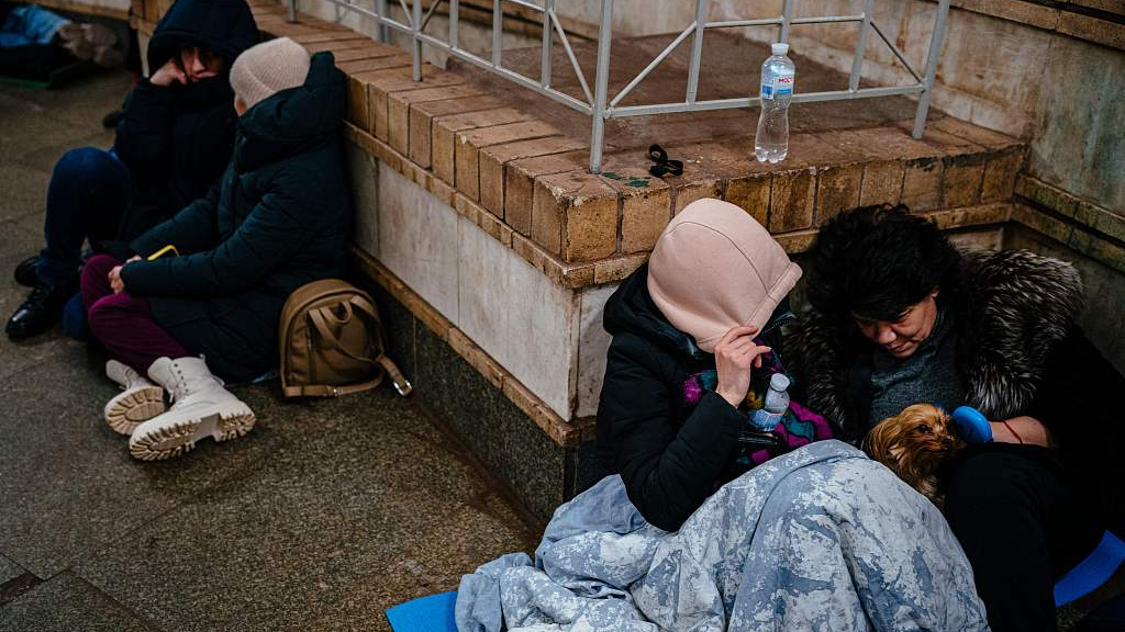 Civilians take shelter inside a metro station during an air raid alert in the center of Kyiv, Ukraine, December 14, 2022. /CFP