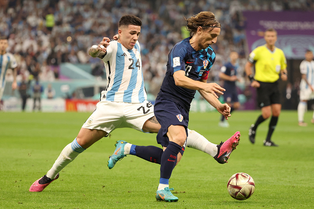 Enzo Fernandez (L) of Argentina guards Luka Modric of Croatia in the FIFA World Cup semifinals at the Lusail Stadium in Qatar, December 13, 2022. /CFP