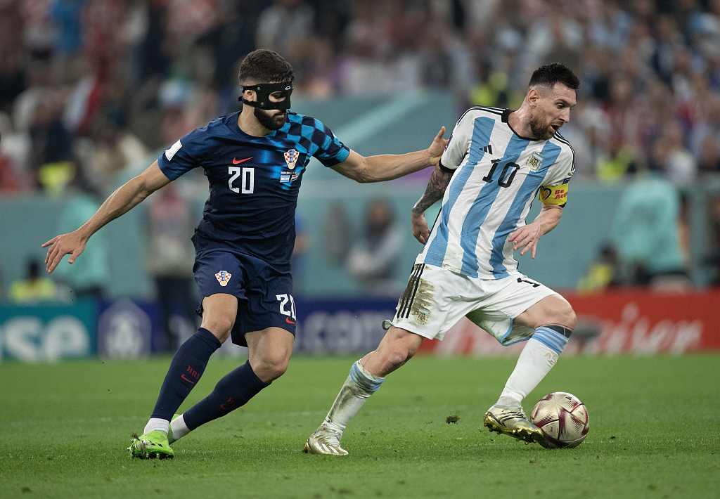 Lionel Messi (R) of Argentina dribbles past Josko Gvardiol of Croatia during their World Cup clash at the Lusail Stadium in Lusail, Qatar, December 13, 2022. /CFP