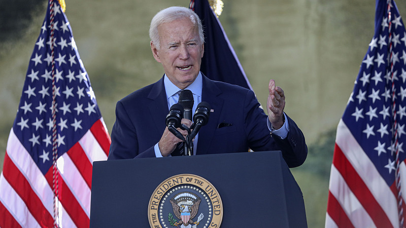 U.S. President Joe Biden speaks with dignitaries and employees at ViaSat in California, the U.S., November 4, 2022. /CFP
