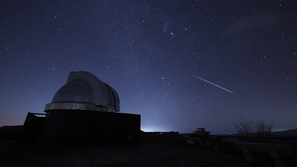 Una stella cadente appare sopra un osservatorio a Misato, prefettura di Miyazaki, Giappone, 14 dicembre 2022. / CFP