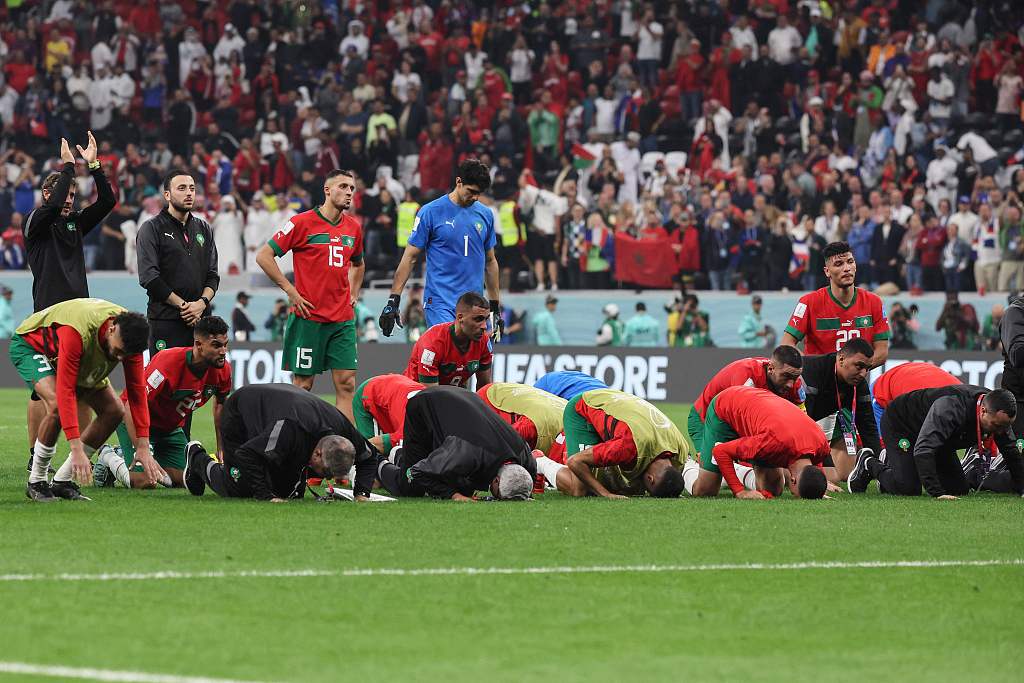 Morocco players prostrate in prayer after the 2-0 loss to France in the FIFA World Cup semifinals at Al Bayt Stadium in Qatar, December 14, 2022. /CFP