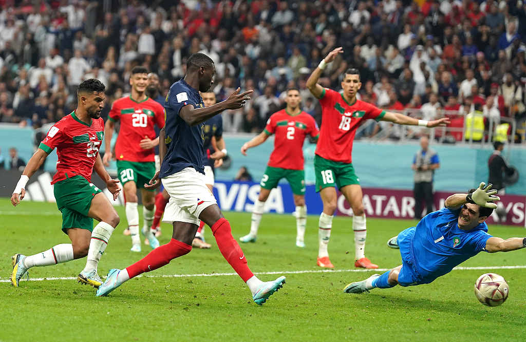Randal Kolo Muani (C) of France shoots to score in the FIFA World Cup semifinals against Morocco at Al Bayt Stadium in Qatar, December 14, 2022. /CFP