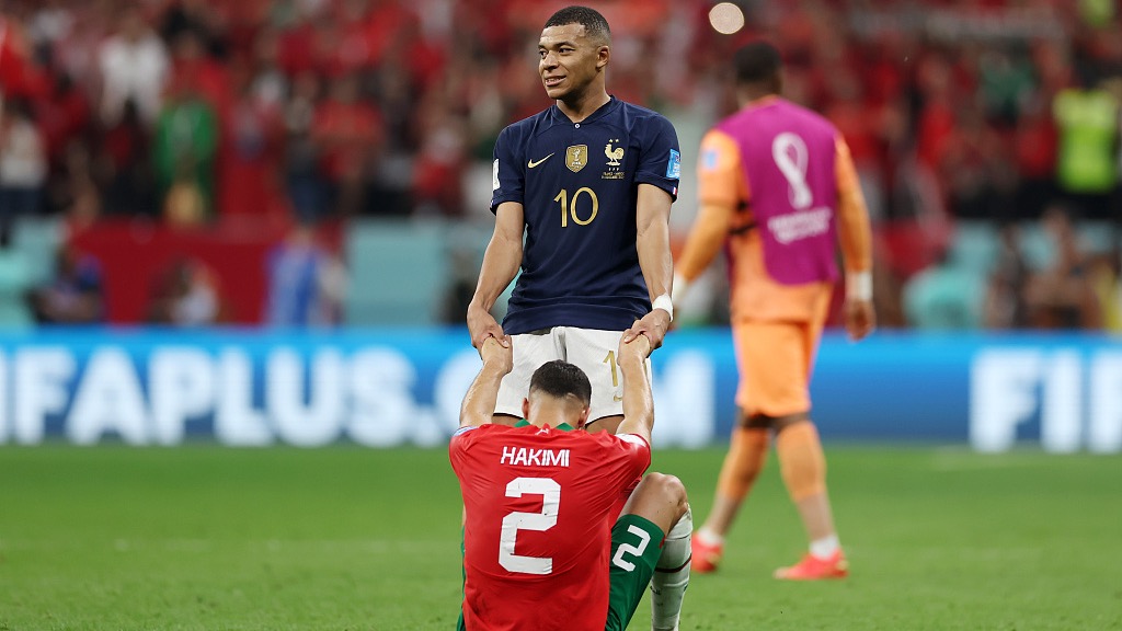 Achraf Hakimi (#2) of Morocco is consoled by Kylian Mbappe of France after their World Cup clash at Al Bayt Stadium in Al Khor, Qatar, December 14, 2022. /CFP