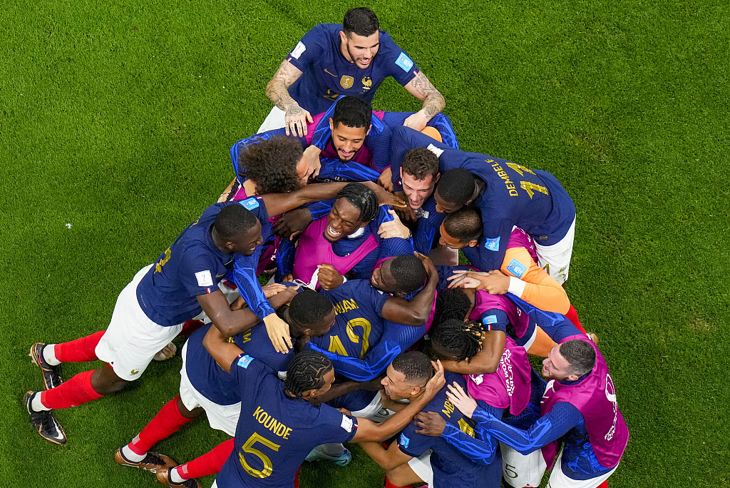 French players celebrate after Randal Kolo Muani scored his team's second goal against Morocco in the World Cup semifinal round, December 14, 2022. /CFP