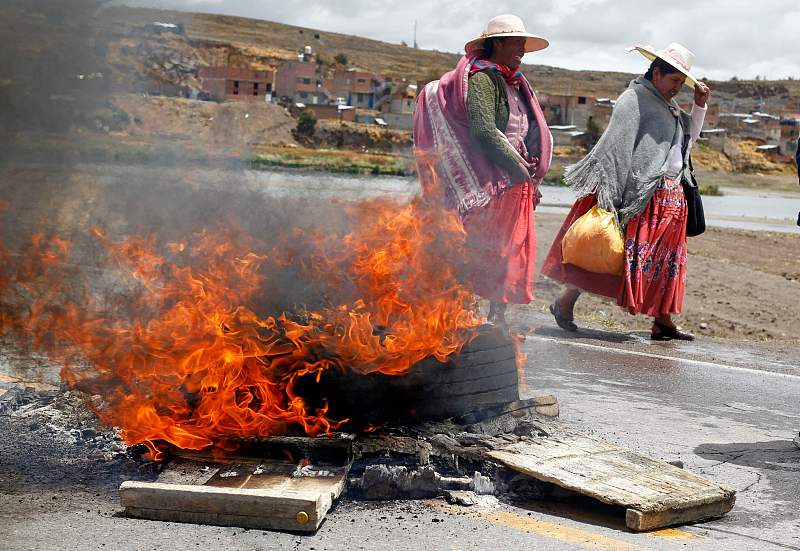 Supporters of Peru's former President Pedro Castillo, block the road leading to the Ilave International Bridge on the border between Peru and Bolivia in Puno, December 13, 2022. /CFP