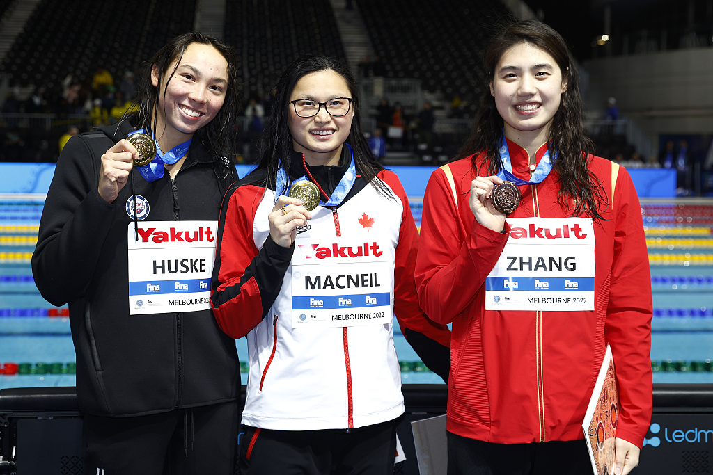 (L-R) Tied gold medalists Torri Huske of the United States, Margaret MacNeil of Canada and bronze medalist Zhang Yufei of China pose during the award ceremony for the women's 50m butterfly final at the 2022 FINA World Short Course Swimming Championships in Melbourne, Australia, December 14, 2022. /CFP