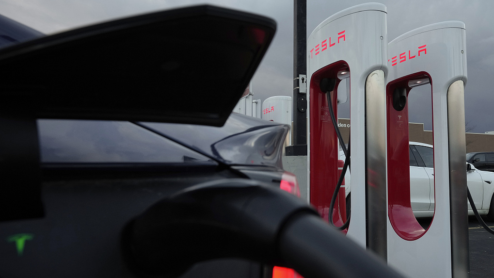 An electric vehicle charges at a Tesla Supercharger station in Detroit, U.S., Wednesday, November 16, 2022. /CFP