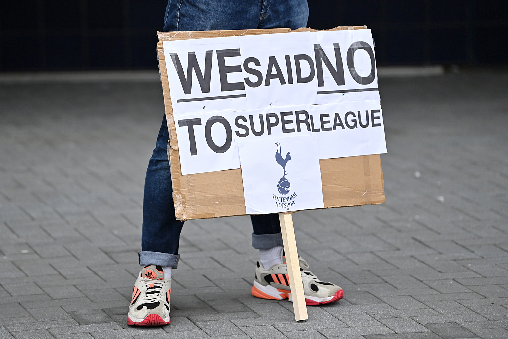 A fan of Tottenham Hotspur opposes the European Super League ahead of the Premier League game against Southampton at Tottenham Hotspur Stadium in London, England, April 21, 2021. /CFP
