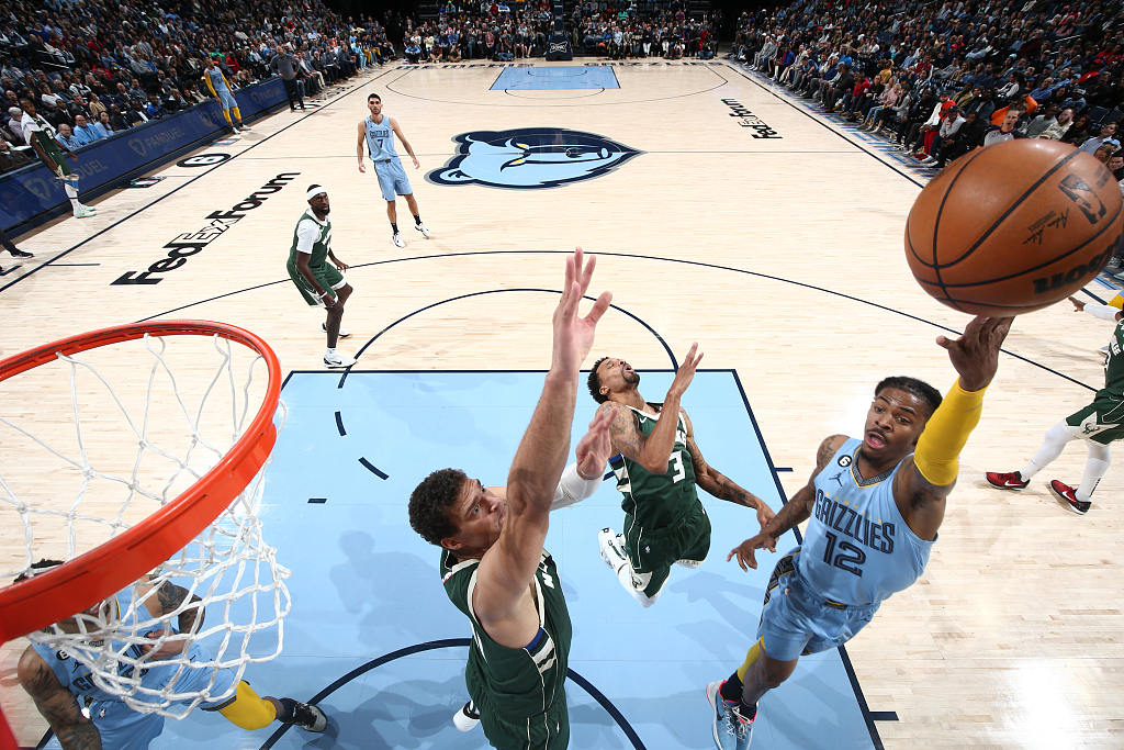 Ja Morant (#12) of the Memphis Grizzlies shoots in the game against the Milwaukee Bucks at FedExForum in Memphis, Tennessee, December 15, 2022. /CFP