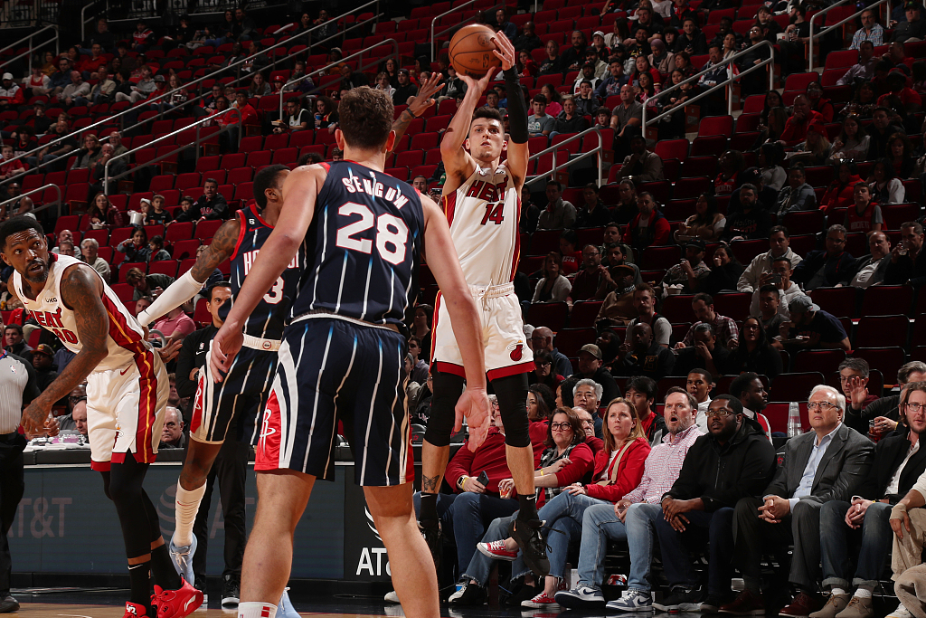 Tyler Herro (#14) of the Miami Heat shoots in the game against the Houston Rockets at Toyota Center in Houston, Texas, December 15, 2022. /CFP