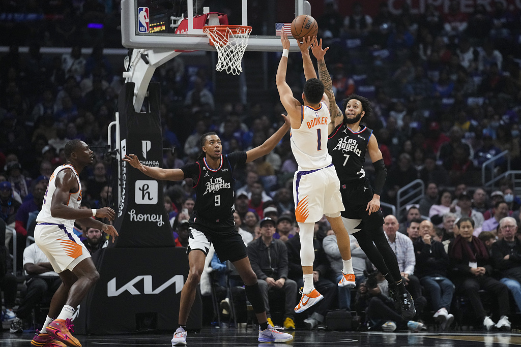 Devin Booker (#1) of the Phoenix Suns shoots in the game against the Los Angeles Clippers at Crypto.com Arena in Los Angeles, California, December 15, 2022. /CFP