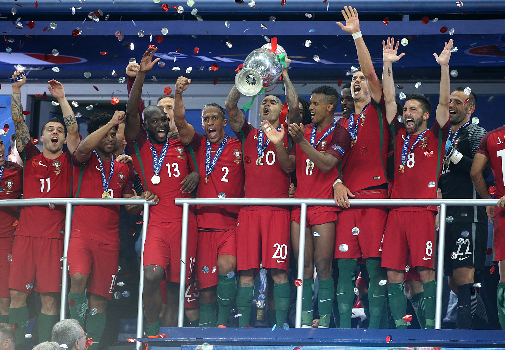 Portugal players celebrate with Euro 2016 trophy following the final win at Stade de France in Saint-Denis, France. /CFP