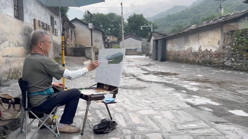 Sun Lixin takes his painting tools with him and sketches along the way. /Sun Lixin