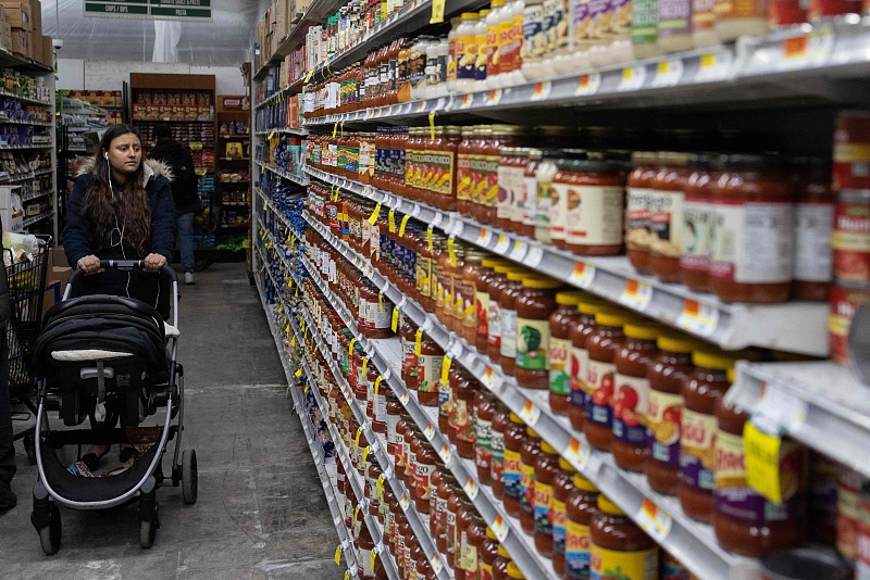 A person shops at a supermarket in New York City, U.S., December 14, 2022. /CFP