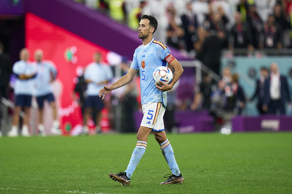 Sergio Busquets of Spain is about to shoot a penalty kick in the FIFA World Cup Round of 16 game against Morocco at Education City Stadium in Qatar, December 6, 2022. /CFP