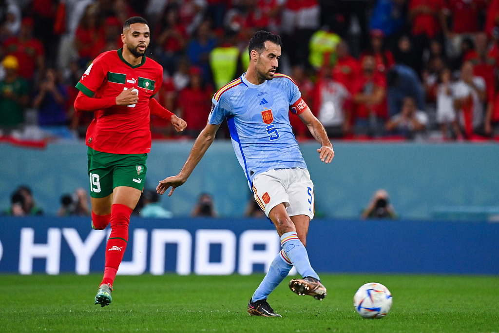 Sergio Busquets (R) of Spain passes in the FIFA World Cup Round of 16 game against Morocco at Education City Stadium in Qatar, December 6, 2022. /CFP