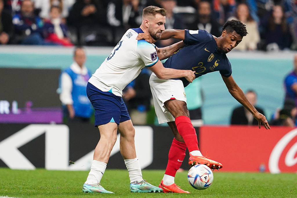 Kingsley Coman (R) of France controls the ball in the FIFA World Cup quarterfinals against England at Al Bayt Stadium in Qatar, December 11, 2022. /CFP