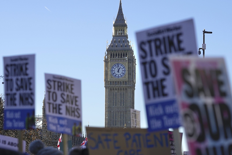 Nurses participate in a protest outside a hospital in London, December15, 2022. /CFP