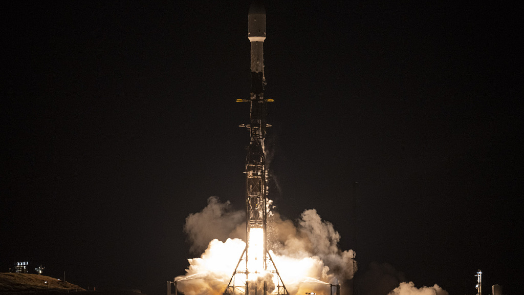A SpaceX Falcon 9 rocket launches with the Surface Water and Ocean Topography spacecraft onboard, California, U.S., December 16, 2022. /CFP