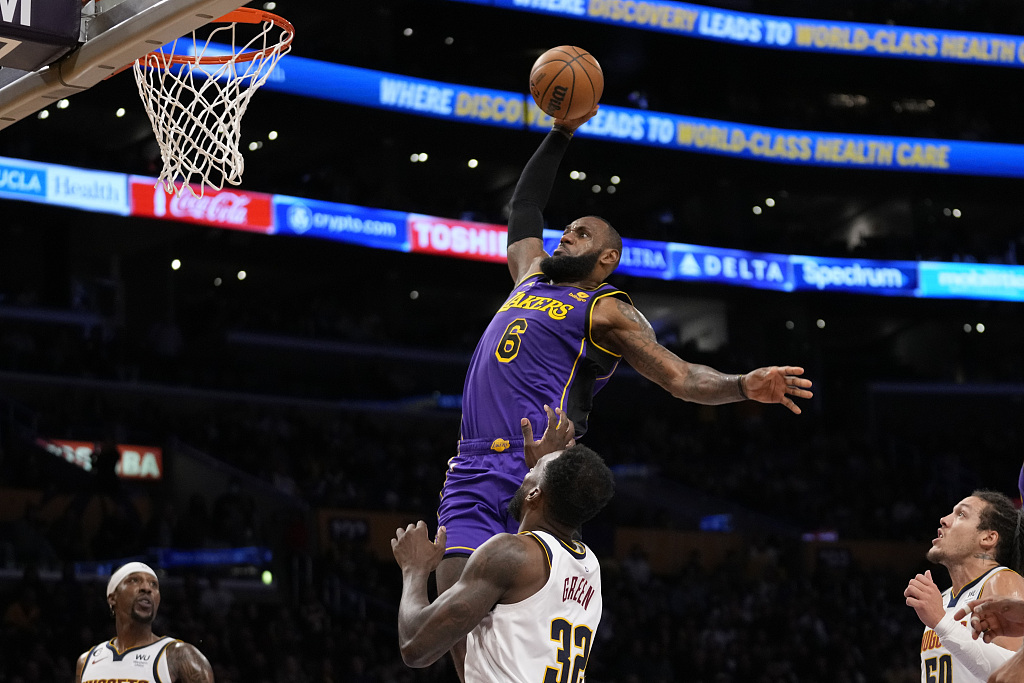 LeBron James (#6) of the Los Angeles Lakers dunks in the game agains the Denver Nuggets at Crypto.com Arena in Los Angeles, California, December 16, 2022. /CFP
