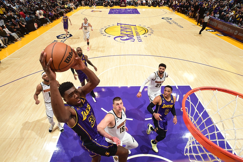 Thomas Bryant (#31) of the Los Angeles Lakers drives toward the rim in the game against the Denver Nuggets at Crypto.com Arena in Los Angeles, California, December 16, 2022. /CFP