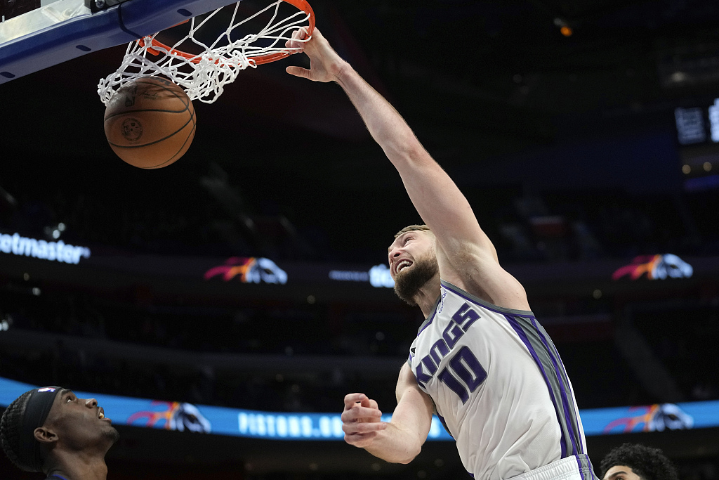 Domantas Sabonis (#10) of the Sacramento Kings dunks in the game against the Detroit Pistons at Little Caesars Arena in Detroit, Michigan, December 16, 2022. /CFP