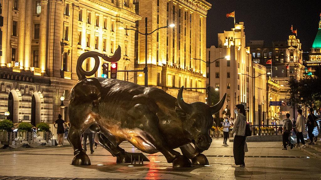 The bronze bull statue on the Bund in Shanghai, China, September 23, 2022. /CFP