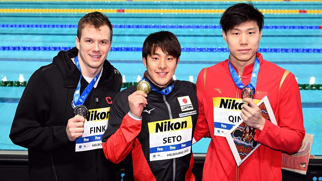 L-R: Nic Fink of the USA, Daiya Seto of Japan and Qing Haiyang of China pose for a picture after the men's 200m breaststroke final at the FINA World Swimming Championships (25m) 2022 in Melbourne, Australia, December 16, 2022. /CFP