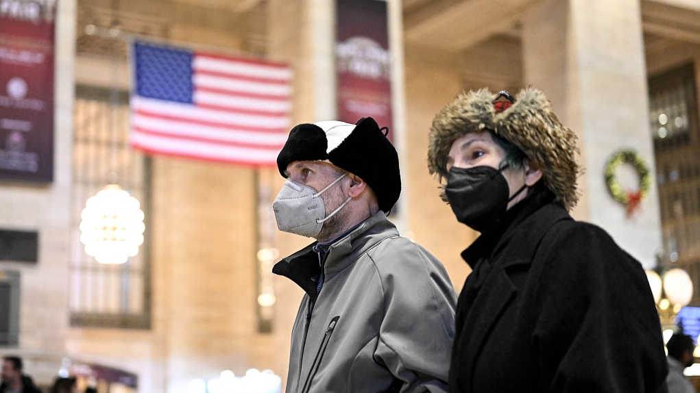 People wearing face masks are seen on a street in New York City, U.S., December 12, 2022. /CFP