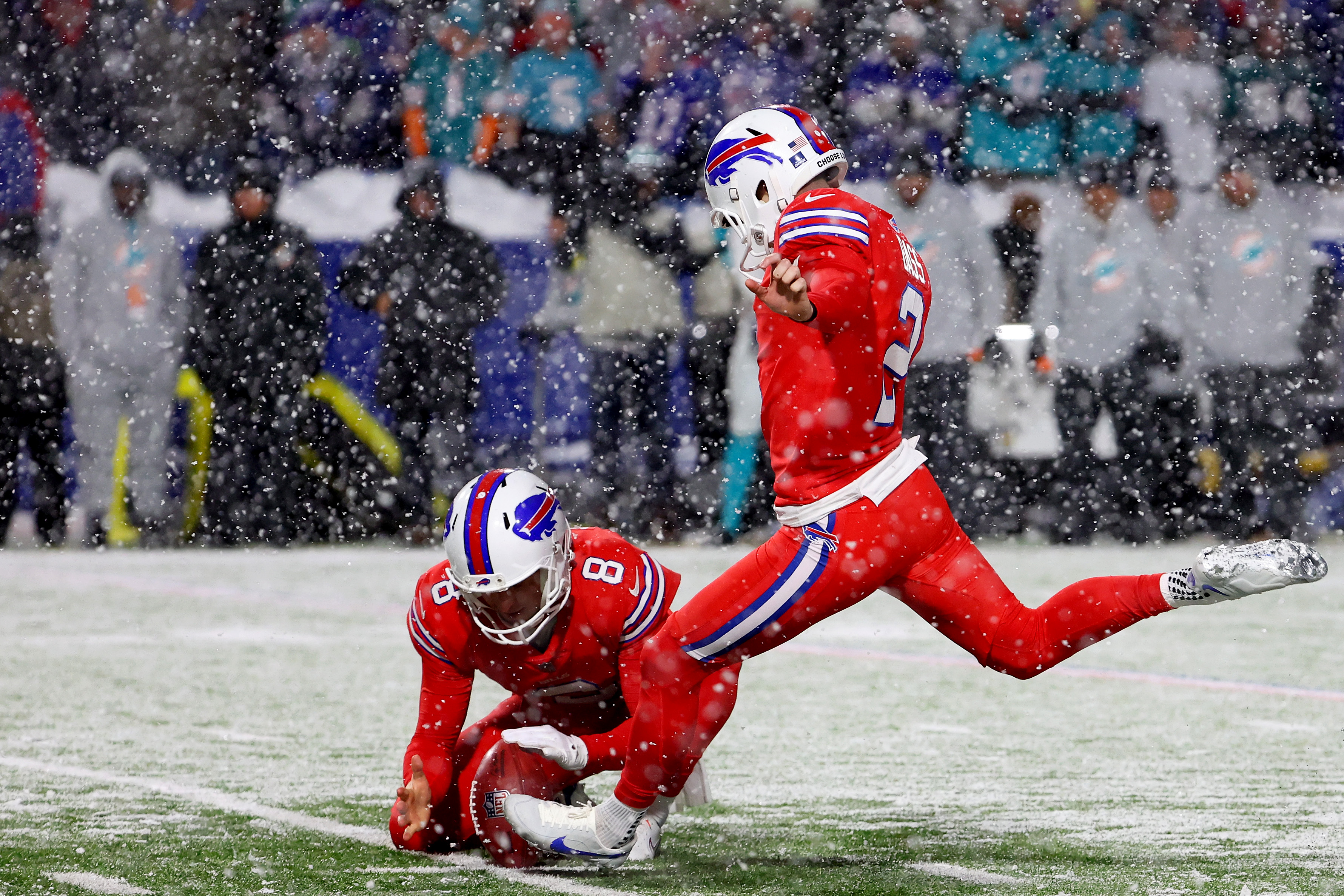Kicker Tyler Bass (R) of the Buffalo Bills shoots a field goal in the game against the Miami Dolphins at Highmark Stadium in Orchard Park, New York, December 17, 2022. /CFP