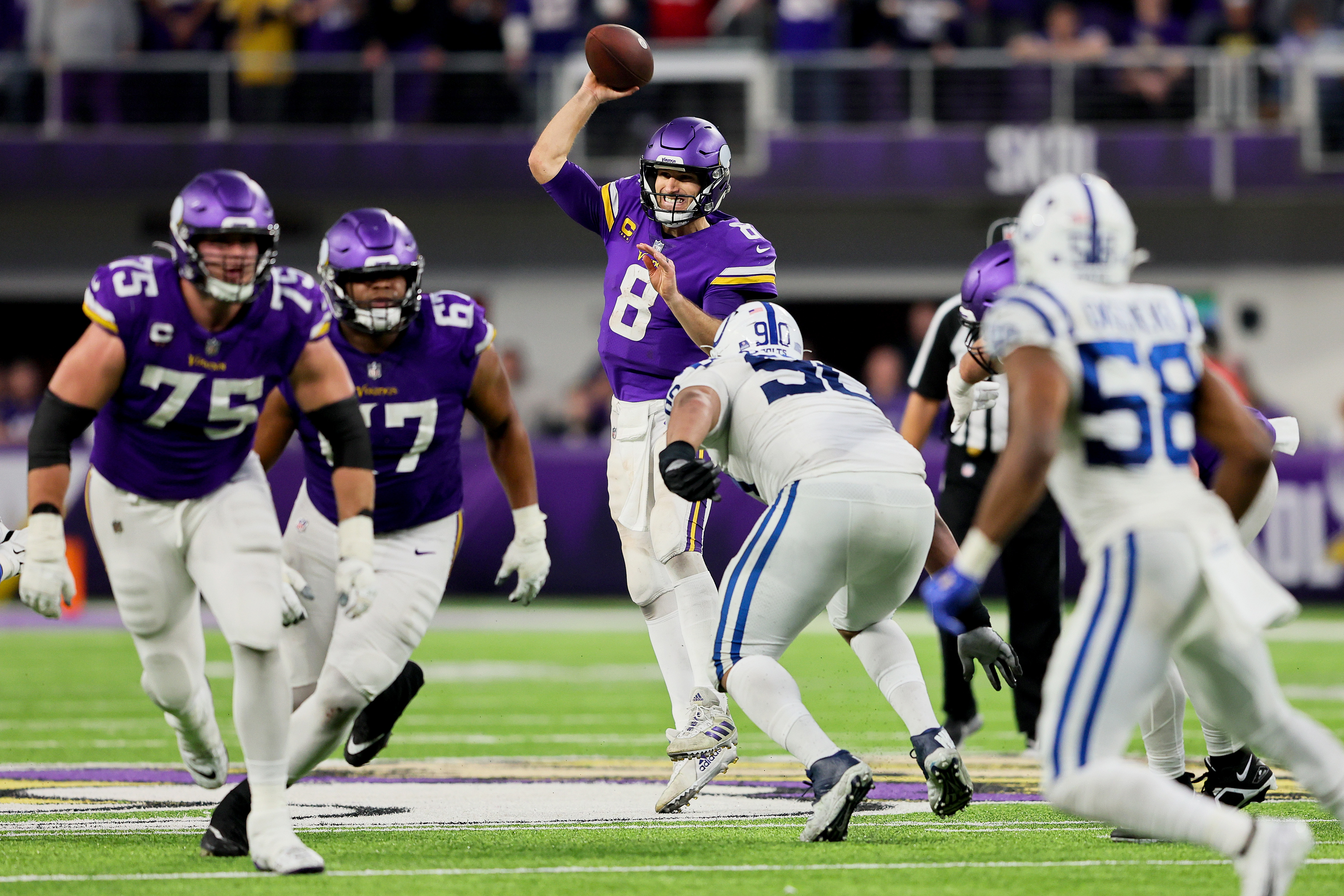 Quarterback Kirk Cousins (#8) of the Minnesota Vikings passes in the game against the Indianapolis Colts at U.S. Bank Stadium in Minneapolis, Minnesota, December 17, 2022. /CFP