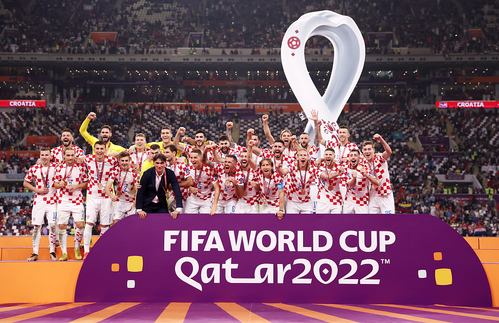 Players and manager of Croatia celebrate with the bronze medals after defeating Morocco 2-1 in the FIFA World Cup third-place game at the Khalifa International Stadium in Doha, December 17, 2022. /CFP