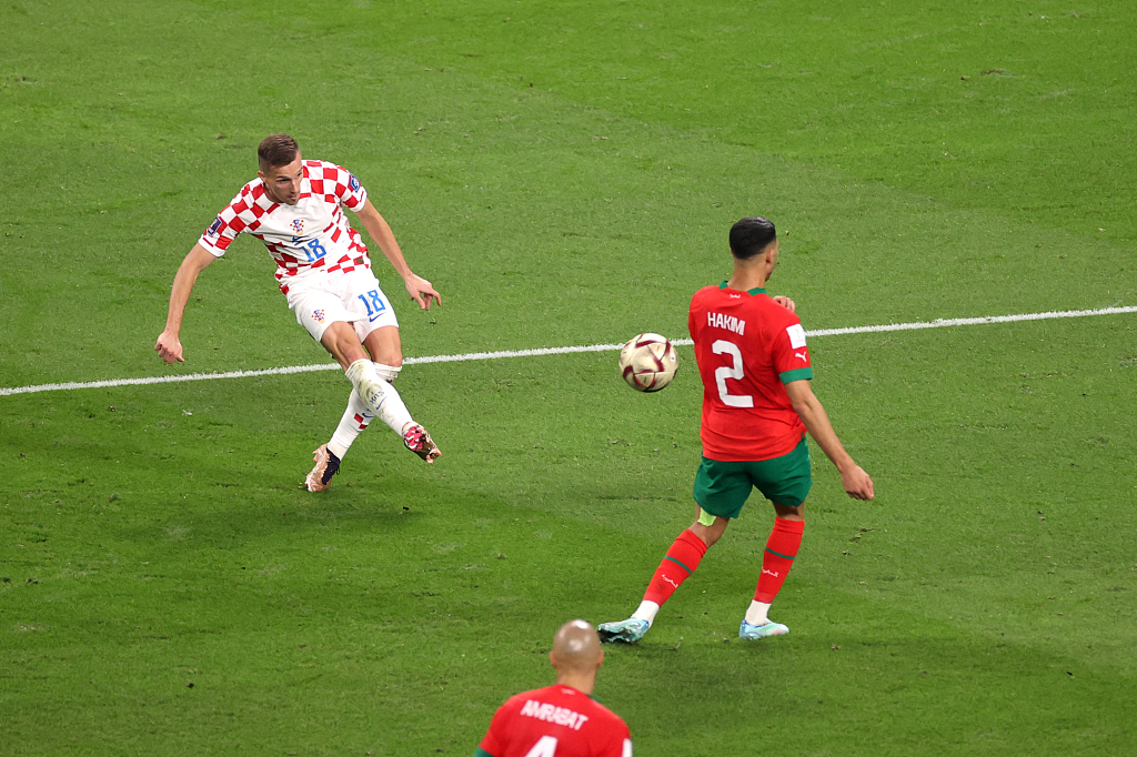 Mislav Orsic (#18) of Croatia shoots to score a goal in the FIFA World Cup third-place game against Morocco at the Khalifa International Stadium in Doha, December 17, 2022. /CFP