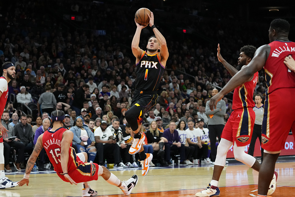 Devin Booker (#1) of the Phoenix Suns shoots in the game against the New Orleans Pelicans at Footprint Center in Phoenix, Arizona, December 17, 2022. /CFP