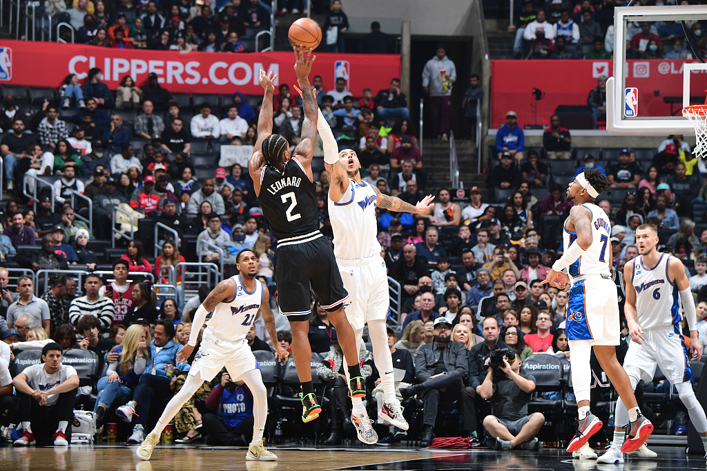 Kawhi leonard (#2) of the Los Angeles Clippers shoots in the game against the Washington Wizards at Crypto.com Arena in Los Angeles, California, December 17, 2022. /CFP