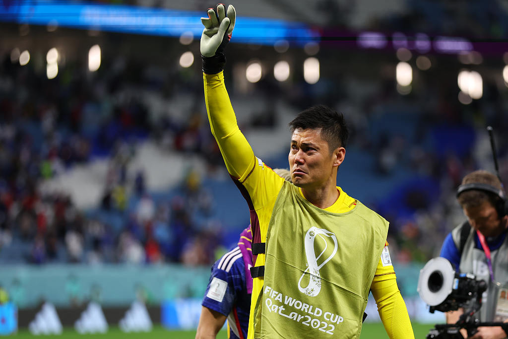 Eiji Kawashima of Japan waves to spectators after his team's loss to Croatia during the round of 16 match at Al Janoub Stadium in Al Wakrah, Qatar, December 5, 2022. /CFP 