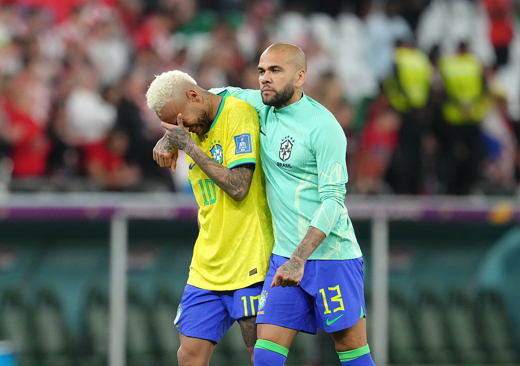 Dani Alves (R) of Brazil consoles teammate Neymar after their team's loss to Croatia during the quarterfinal at the Education City Stadium in Al Rayyan, Qatar, December 9, 2022. /CFP 