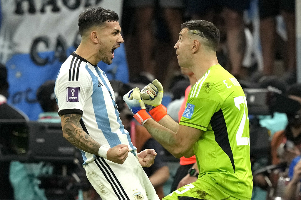 Gonzalo Montiel (L) and goalkeeper Emiliano Martinez of Argentina celebrate their victory against France over penalties in the FIFA World Cup final at Lusail Stadium in Qatar, December 18, 2022. /CFP