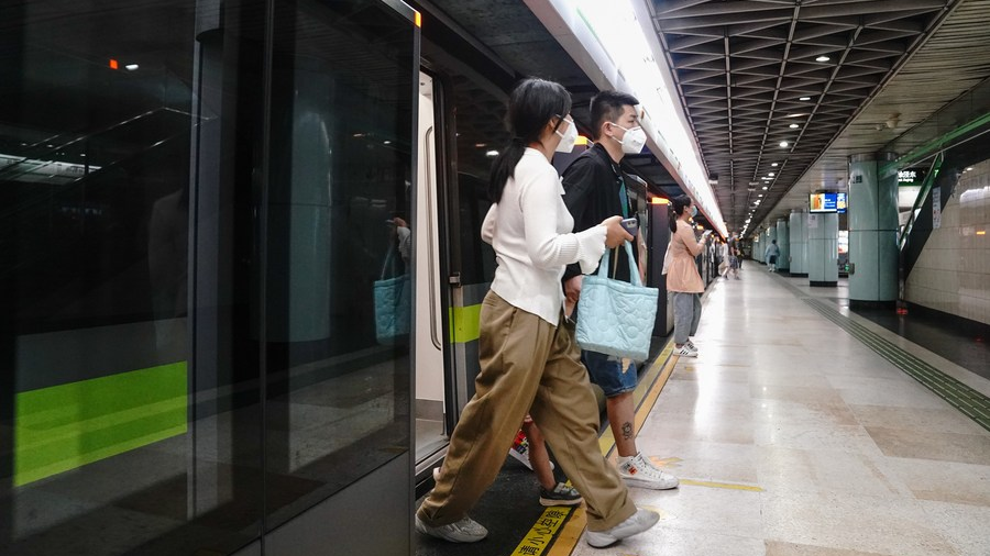 Passengers get off a subway train at East Nanjing Road Station in Shanghai, China, June 1, 2022. /CFP
