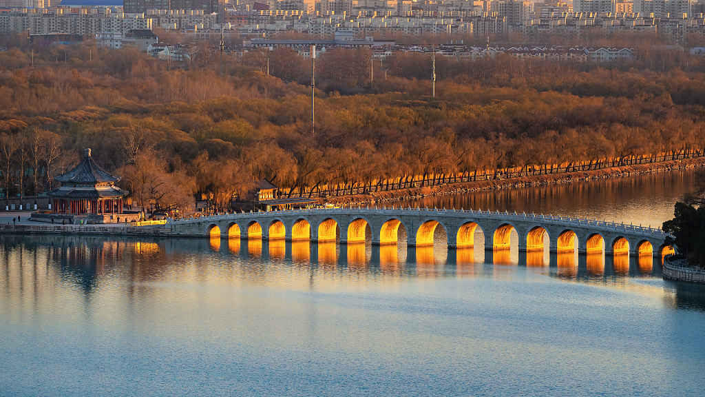 Live: Fantastic view of the Seventeen-arch Bridge lighting up at sunset in Beijing's Summer Palace