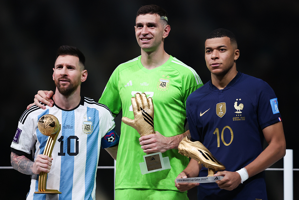 L-R: Argentina's Lionel Messi, Emiliano Martinez, and Kylian Mbappe of France celebrate with their individual awards after the World Cup final in Lusail City, Qatar, December 18, 2022. /CFP