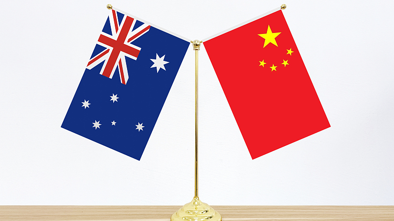 National flags of Australia and China. /CFP