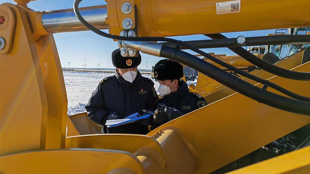 Local customs officials are checking exported machines, Heihe, Heilongjiang Province, China, November 1, 2022. /CFP