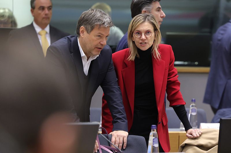 French Minister for Energy Agnes Pannier-Runacher (R), speaks with Germany's Climate Action Minister Robert Habeck during a meeting of EU energy ministers in Brussels, Belgium, December 19, 2022. /CFP