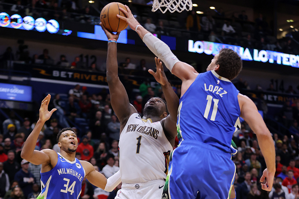 Brook Lopez (#11) of the Milwaukee Bucks blocks a shot by Zion Williamson of the New orleans Pelicans in the game at Smoothie Kings Center in New Orleans, Louisiana, December 19, 2022. /CFP